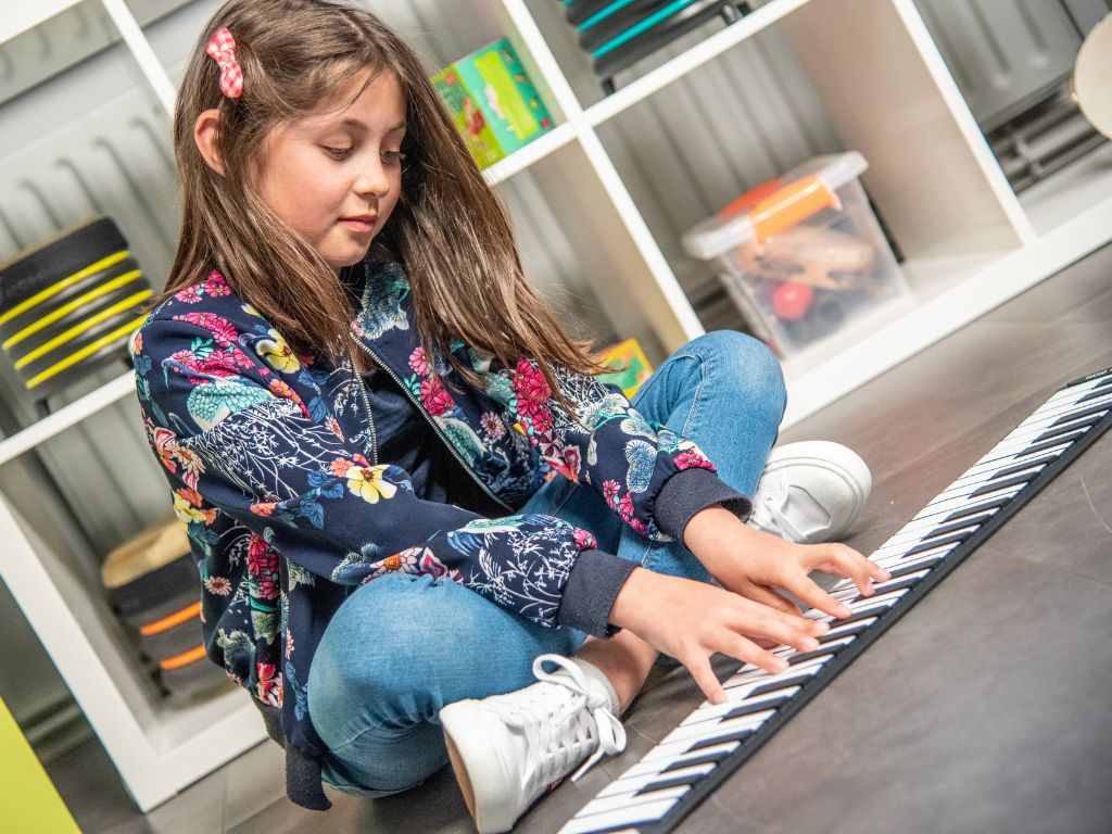 Jeune fille qui joue du piano